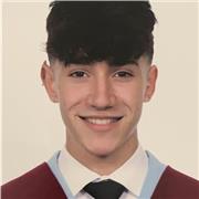 Estudiante con titulación de bachillerato ayuda a otros estudiantes de primaria con la asignatura